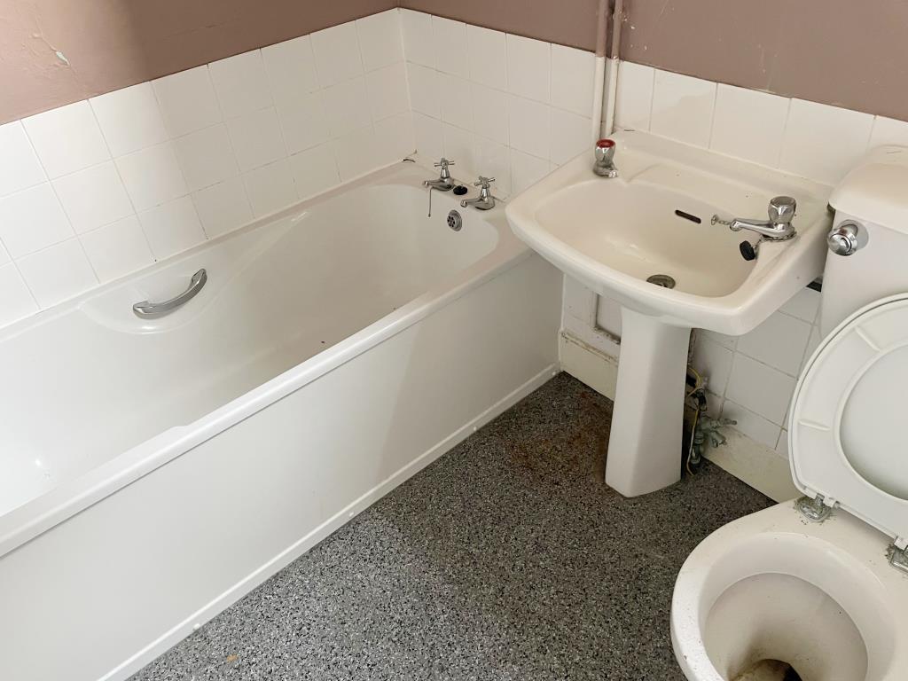 Lot: 123 - HOUSE ARRANGED AS TWO FLATS WITH LARGE GARDENS - First floor bathroom with white units